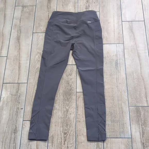 Set of 4 Mondetta Leggings with Pockets and Crisscrossed Detailing - Picture 3 of 10